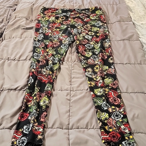 LulaRoe 2 Pair leggings tall and curvy, snowflakes & ornaments. - Picture 7 of 10